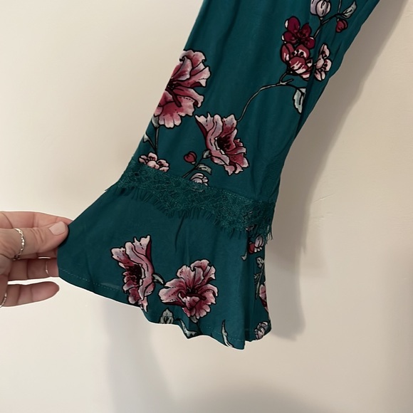 Eyeshadow Boho Dress V Neck Mini to Midi Emerald Green Lace Detail - Picture 5 of 9